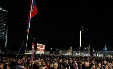 FOTO: Na protivládny protest v Bratislave prišlo približne 15-tisíc ľudí. 