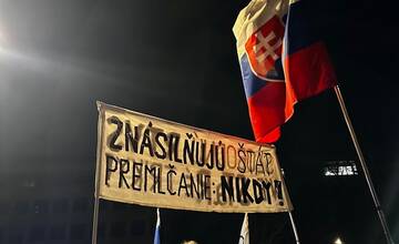 FOTO: Na protivládny protest v Bratislave prišlo približne 15-tisíc ľudí. 