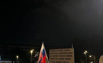 FOTO: Na protivládny protest v Bratislave prišlo približne 15-tisíc ľudí. 