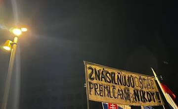 FOTO: Na protivládny protest v Bratislave prišlo približne 15-tisíc ľudí. 