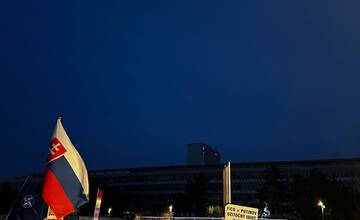 FOTO: Na protivládny protest v Bratislave prišlo približne 15-tisíc ľudí. 