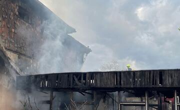 FOTO: V Pezinku horela dielňa a rodinný dom