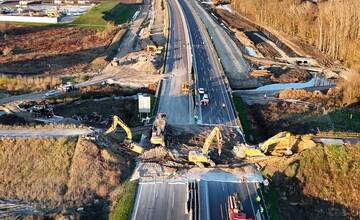 FOTO: Most nad diaľnicou D1 spájajúci Ivanku pri Dunaji s Chorvátskym Grobom zbúrali