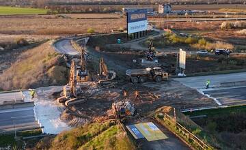 FOTO: Most nad diaľnicou D1 spájajúci Ivanku pri Dunaji s Chorvátskym Grobom zbúrali