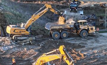 FOTO: Most nad diaľnicou D1 spájajúci Ivanku pri Dunaji s Chorvátskym Grobom zbúrali
