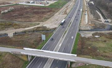 FOTO: Most nad diaľnicou D1 spájajúci Ivanku pri Dunaji s Chorvátskym Grobom zbúrali