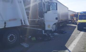 FOTO: Na D2 pri Lozorne sa zrazili kamióny
