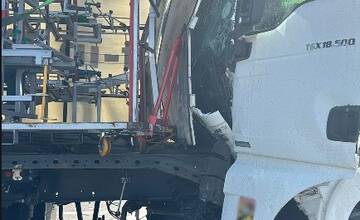 FOTO: Na D2 pri Lozorne sa zrazili kamióny