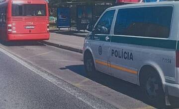 FOTO: Bratislavská polícia hľadá čierne auto z nehody na Tomášikovej ulici