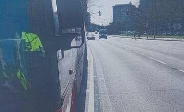 FOTO: Bratislavská polícia hľadá čierne auto z nehody na Tomášikovej ulici