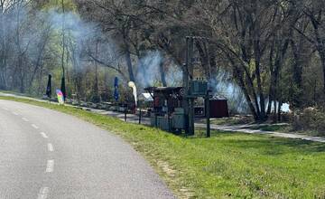 FOTO: Bufetár na petržalskej hrádzi podľa svedka zadymuje okolie už tri dni