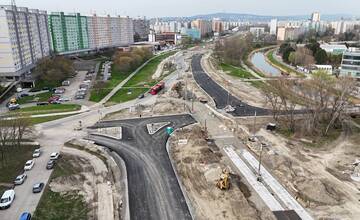 FOTO: Práce na električkovej trati v Petržalke napredujú 