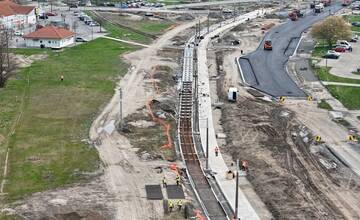 FOTO: Práce na električkovej trati v Petržalke napredujú 