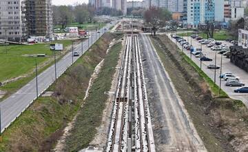 FOTO: Práce na električkovej trati v Petržalke napredujú 
