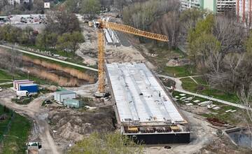 FOTO: Práce na električkovej trati v Petržalke napredujú 