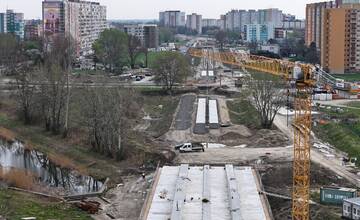 FOTO: Práce na električkovej trati v Petržalke napredujú 
