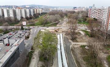 FOTO: Práce na električkovej trati v Petržalke napredujú 