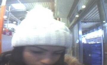 FOTO: Poznáte túto ženu? Polícia ju hľadá, pretože v Ružinove platila cudzou kartou