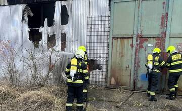 FOTO: V Stupave horela skladová hala, požiar mala úmyselne založiť neznáma osoba