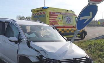 FOTO: Pred Rusovcami sa zrazili dve autá