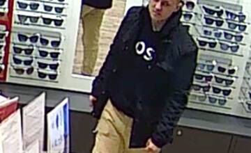 FOTO: Tento muž mal z optiky v Ružinove vziať značkové okuliare