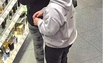 FOTO: Poznáte podozrivé osoby na fotografiách? Dopustili sa krádeže