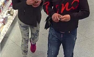 FOTO: Poznáte podozrivé osoby na fotografiách? Dopustili sa krádeže