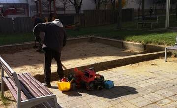 FOTO: Pred Veľkou nocou vykonali v Dúbravke údržbové práce