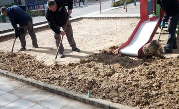 FOTO: Pred Veľkou nocou vykonali v Dúbravke údržbové práce