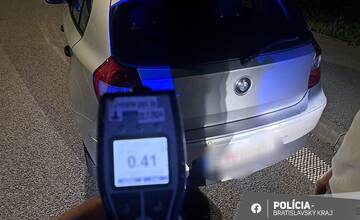 FOTO: V Bratislave sa stretli nadšenci tuningu. Polícia rozdávala pokuty