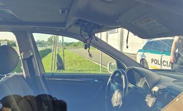 FOTO: Pri Kauflande v Devínskej Novej Vsi niekto zdemoloval auto