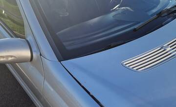 FOTO: Pri Kauflande v Devínskej Novej Vsi niekto zdemoloval auto