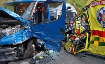 FOTO: Tragédia pri Mýtnej. Zrážku záchranky a vozidla odťahovej služby neprežil 63-ročný muž 