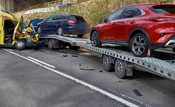 FOTO: Tragédia pri Mýtnej. Zrážku záchranky a vozidla odťahovej služby neprežil 63-ročný muž 