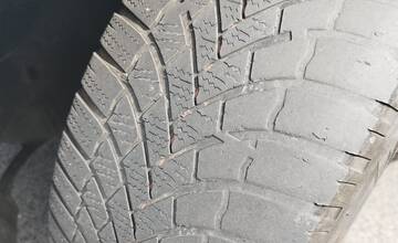 FOTO: Petržalský vodič mal pneumatiky hladké ako na formule