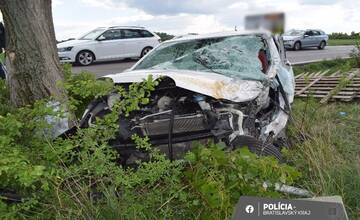 FOTO: Zrážka dodávky a osobného auta v Chorvátskom Grobe. Vodička skončila v nemocnici