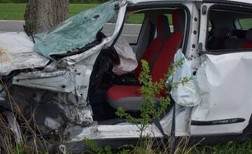 FOTO: Zrážka dodávky a osobného auta v Chorvátskom Grobe. Vodička skončila v nemocnici