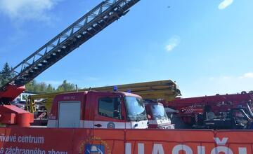 FOTO: Zábery ako z akčného filmu. Hasiči si trénovali hasenie áut v uzavretom priestore