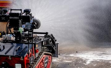 FOTO: Zábery ako z akčného filmu. Hasiči si trénovali hasenie áut v uzavretom priestore