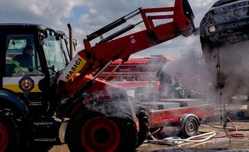 FOTO: Zábery ako z akčného filmu. Hasiči si trénovali hasenie áut v uzavretom priestore