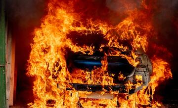 FOTO: Zábery ako z akčného filmu. Hasiči si trénovali hasenie áut v uzavretom priestore