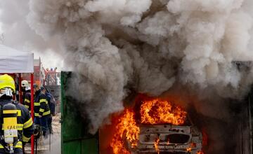 FOTO: Zábery ako z akčného filmu. Hasiči si trénovali hasenie áut v uzavretom priestore