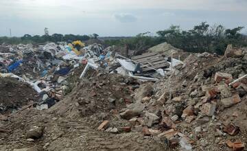 FOTO: Muž z Dunajskej Stredy vytvoril pri Bratislave nelegálnu skládku 200-tisíc ton odpadu, nebolo to prvýkrát