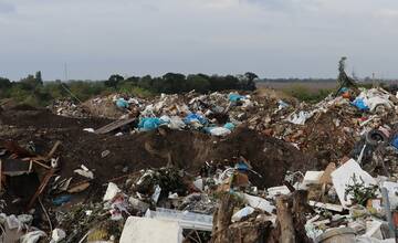 FOTO: Muž z Dunajskej Stredy vytvoril pri Bratislave nelegálnu skládku 200-tisíc ton odpadu, nebolo to prvýkrát