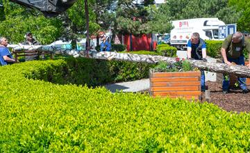 FOTO: Takto stavali máj v Senci. S veľa stužkami a úsmevom na tvári