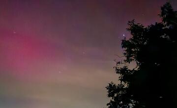 FOTO: Divadlo na oblohe. Takto vyzerala polárna žiara v Bratislavskom kraji