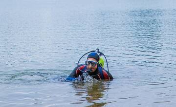 FOTO: Potápači vylovili z Draždiaka rôzne kuriozity. Našli aj utopený trezor