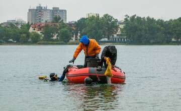 FOTO: Potápači vylovili z Draždiaka rôzne kuriozity. Našli aj utopený trezor