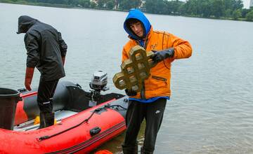 FOTO: Potápači vylovili z Draždiaka rôzne kuriozity. Našli aj utopený trezor