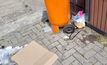 FOTO: Odpadová turistika v Senci. Takto vyzerajú smetné koše na Hurbanovej